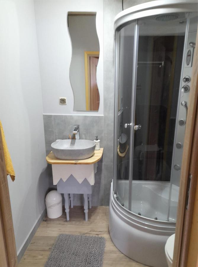 Chochlik Hotel Ustrzyki Dolne Exterior foto